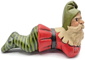 Vaillancourt Weihnachtsmann auf Bauch liegend Volkskunst Kreide Figur - Bild 1 von 9