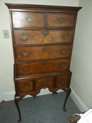 Pecho Highboy pequeño vintage de nogal burl Foto 1 de 4