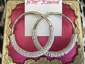 Pendientes de poste de aro de oro con cuentas de semillas blancas grandes Betsey Johnson Surfmaid - Imagen 1 de 3