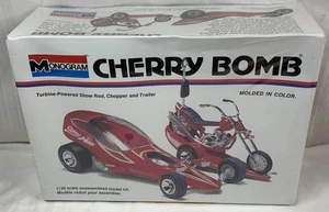 Monograma 1995 Cherry Bomb Show Rod-Chopper & Trailer Modelo Kit-Color Moldeado-NUEVO - Imagen 1 de 7