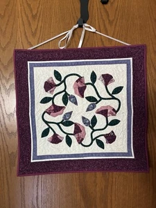 Blumen gesteppter Wandbehang mit Aufhänger - Bild 1 von 3