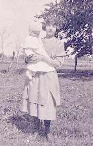 Negativo de película fotográfica vintage mujer joven bonita madre con bebé años 1910 - Imagen 1 de 3