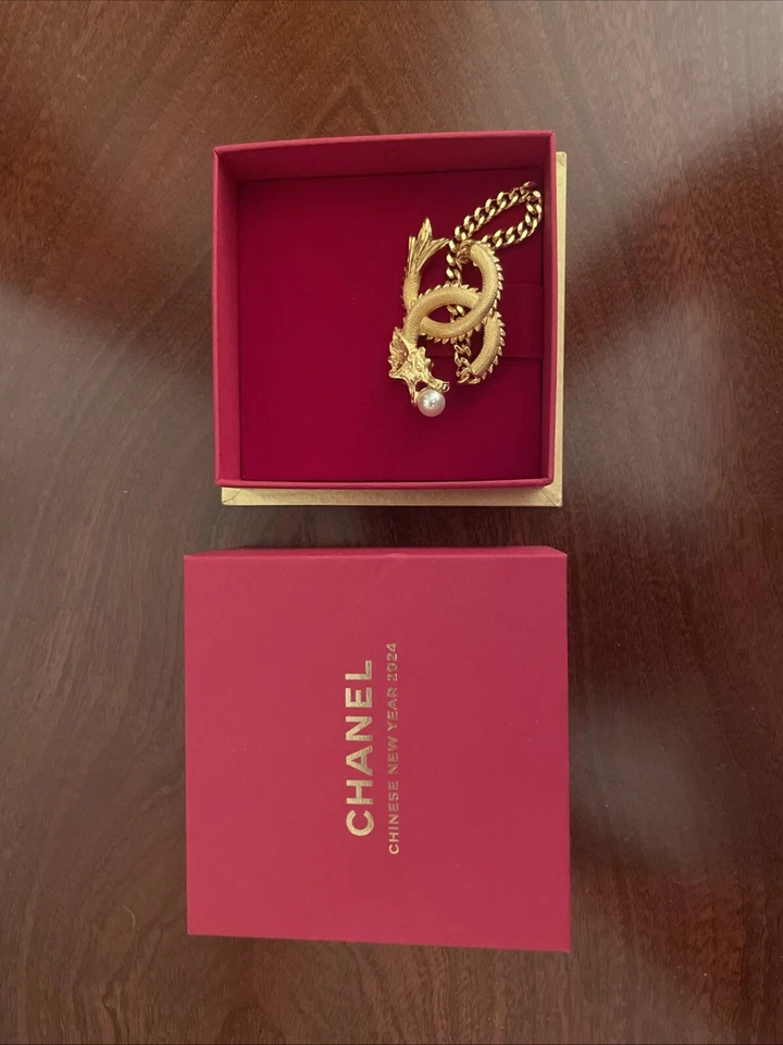 Novo clipe de dragão Chanel ano novo lunar 2024. Broche de ouro com destaque de pérola.  - Imagem 1 de 3