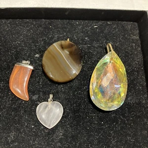 4 VINTAGE CUT STONE PENDANTS - MIXED COLOURS - Picture 1 of 6