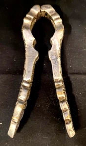 HERMOSO ESCUDO DE FLORES VICTORIANO CASCANUECES ALEACIÓN DE METAL ANTIGUO 6" c1890 g/a. - Imagen 1 de 10