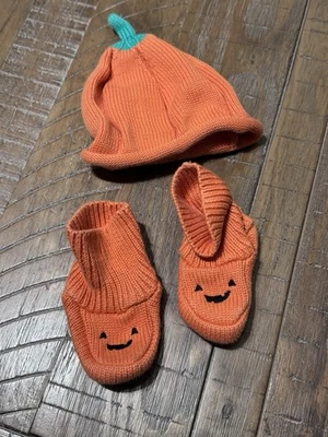 Sombrero y botines de calabaza Carters talla única Carters sombrero de calabaza N zapatos Foto 1 de 2