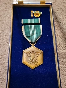 MEDALLA DE ELOGIO DEL EJÉRCITO DE EE. UU. DE COLECCIÓN SEGUNDA GUERRA MUNDIAL EN ESTUCHE DE PRESENTACIÓN - Imagen 1 de 3