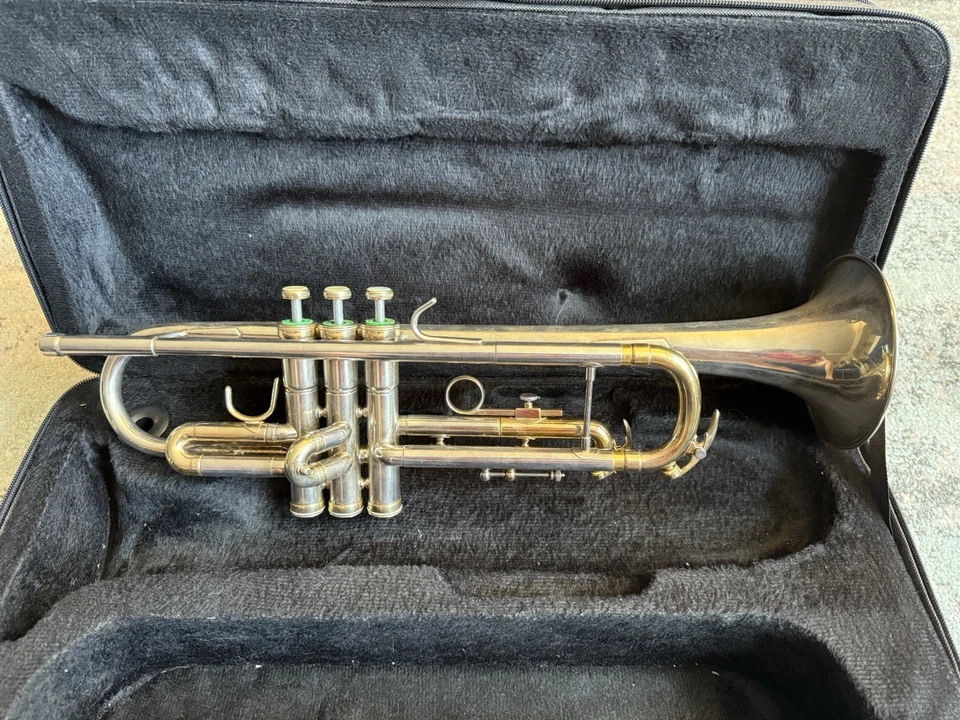 Conn 1000B银色小号带金色幻灯片和铃铛 — 第 1/4 张图片