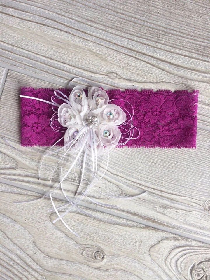 Liguero hecho a mano de encaje fucsia-ciruela graduación/boda con detalle de flores de cinta blanca  Foto 1 de 1