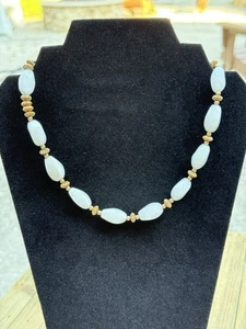 Nuevo con etiquetas Juego de collar y pendiente de cuarzo blanco con cuentas de vermeil balinés de oro de 22K - Imagen 1 de 5