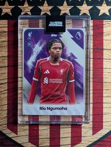 2025 Topps Total Football PL Rio Ngumoha RC Purple Parallel 5/25 - Bild 1 von 2
