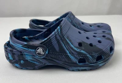 Novo com etiquetas Meninos CROCS mármore tie-dye azul tamanco sapato slip-on C13 J3 J4 J5 $45 - Imagem 1 de 3