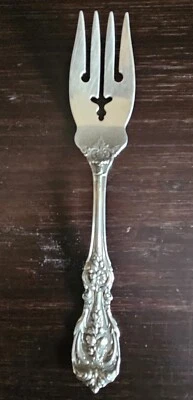 Tenedor de ensalada de plata esterlina REED & BARTON patrón Francisco I Foto 1 de 3