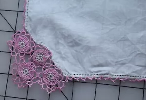 7876 Beautiful tatted edge linen hankie, pink tatted edging & roses - Picture 1 of 2