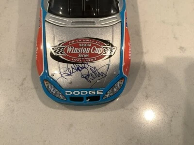 RICHARD PETTY AUTOGRAFIADO 2003 DODGE VICTORIA VUELTA 7x CAMPEÓN DIECAST, SOMBRERO Y TARJETA Foto 1 de 4