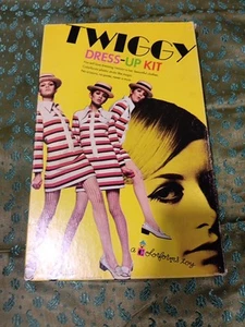 1967 Vintage Colorforms Twiggy Dress Up Kit Paper Doll Vinyl Clothes Wardrobe - Photo 1 sur 4