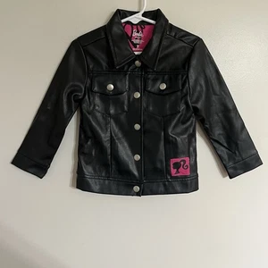 Chaqueta de motociclista de cuero sintético Barbie para niñas pequeñas talla 3T frente a presión detalles de Barbie - Imagen 1 de 12