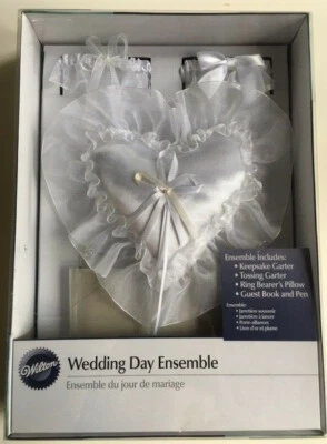 NUEVO Wilton Conjunto Día de Boda Anillo Almohada portador, Libro de Visitas/Bolígrafo, 2 Ligas Foto 1 de 2