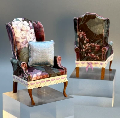 Silla artesanal de seda con respaldo de ala con almohada (2 disponibles) casa de muñecas miniatura 1:12 Foto 1 de 4