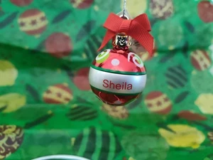 Ganz Urlaub hängend personalisiert *SHEILA* Ornament rote Schleife und Wirbel Neu mit Etikett - Bild 1 von 2