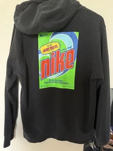 Nike Herren schwarzer Kapuzenpullover Sweatshirt mit Grafik und Kängurutasche, M - Bild 1 von 6