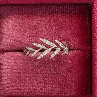 Bonito anillo de bodas estilo Art Deco creado en laboratorio con diamantes acabado en oro amarillo de 14K Foto 1 de 4