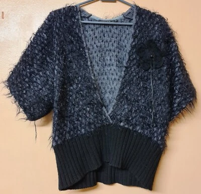 Passport Pullover Pulli schwarz grau flauschig tiefer V-Ausschnitt Kurzarm Gr. 10 - Bild 1 von 4