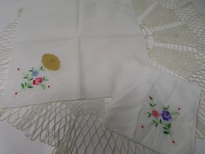 2 Vintage Servietten bestickt Blumen 10" quadratisch Handarbeit - Bild 1 von 2