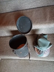 Wehrmachts - Gasmaske mit Filter und Dose - Bild 1 von 3
