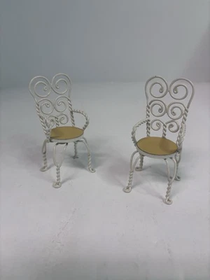 Juego de dos sillas vintage amarillas lindas miniatura de alambre para casa de muñecas Foto 1 de 4