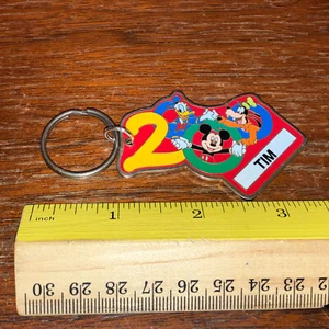 Walt Disney World - 2000 - Llavero Metal - "TIM" - Multicolor - Forma F/G - Imagen 1 de 5