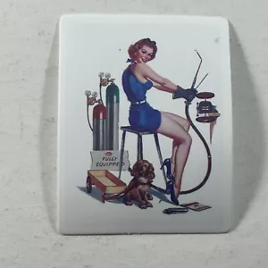 Quadratischer Aufkleber Blond Pinup blau Kleid riskant Schweißer Cocker Spaniel Hund - Bild 1 von 5
