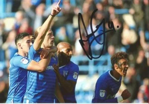 FOTO DE ACCIÓN 6x4 firmada por Tom Eaves de Gillingham + certificado de autenticidad - Imagen 1 de 1