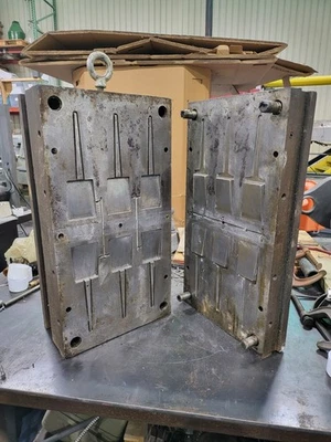 Molde de inyección de plástico - Pala de juguete - Pala de playa - 23 1/2" x 13 5/8" x 9 1/2" Foto 1 de 4