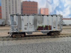 N Scale 2 - bay Covered Hopper ATHEARN Custom Weathered MTL - Picture 1 of 23