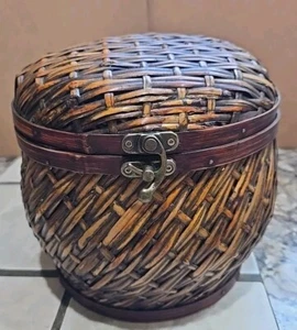 Vintage geflochtener Klappkorb mit Metallverschluss zum Schließen des Deckels braun - Bild 1 von 12