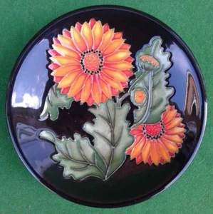 MOORCROFT "CRISANTEMO GIAPPONESE" PIATTO SPILLA - ANJI DAVENPORT - IMBALLATO. - Foto 1 di 8