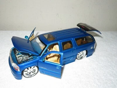GMC Yukon Denali 2002 azul Jada 1:24 apertura capó puertas y trasero. Foto 1 de 4