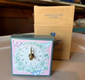 Reloj magnético vintage AVON Hour para mujer colección de regalo nuevo en caja cuadrado de 3 1/2" - Imagen 1 de 4