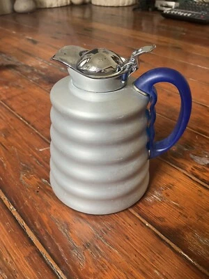 Jarra cromada aislada vintage Alfi Alemania mango azul pomo diseño moderno Foto 1 de 4