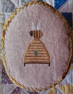 SOMMERBIENE TROMMELN Kreuzstichmuster/Diagramm von Lucy Beam Love In Stitches - Bild 1 von 3