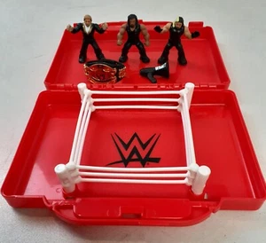 WWE Mighty Minis Portable Wrestling Ring mit 3 Figuren Gürtel Megaphon rot Hülle - Bild 1 von 9
