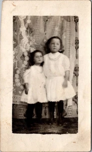 ¿Caroline y Eva Strickland? Tarjeta postal retrato Little Girl SISTERS RPPC - Imagen 1 de 2