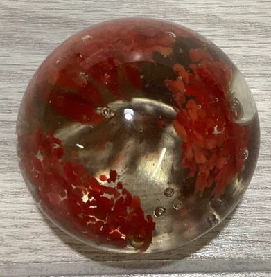 Pisapapeles de vidrio Art Deco 2,25x2" racimo rojo de hojas en árbol asimétrico Foto 1 de 4