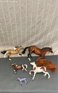 Grouping of 5 Plastic Horse Models - Breyer, Schleich and More - Picture 1 of 6