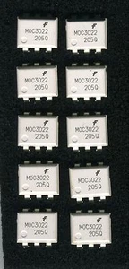 LOT DE 10 PHOTO - TRIACS MOC3022 EN BOITIER DIP - Picture 1 of 1