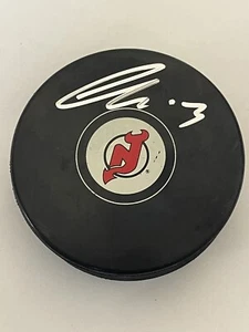 Nico Hischier Firmado NJ Nueva Jersey Devils Hockey Puck Beckett BAS CERTIFICADO DE AUTENTICIDAD IP a - Imagen 1 de 3
