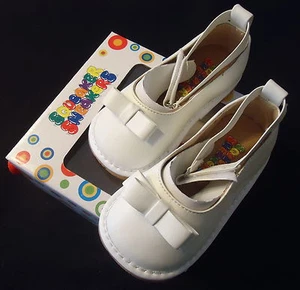 NUEVAS ZAPATILLAS CHIRRIANTES ZAPATOS CHIRRIANTES BLANCAS CON CORREA PARA EL TOBILLO Y LAZO TALLA 8 - Imagen 1 de 1