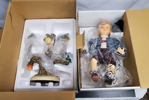 Neu im Karton - Hummel 951, Porzellanfigur Puppe, Apfelbaumjunge 13 Zoll, Boxen, Verpackung - Bild 1 von 7