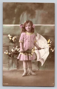 Drehfoto hübsches Mädchen mit Sonnenschirm 1912 Brücke Bahnhof Stempel Kanada Postkarte - Bild 1 von 2